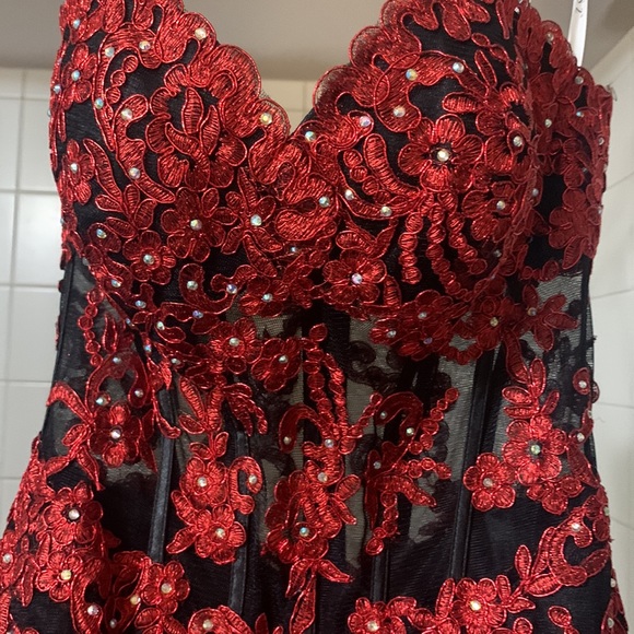 Jasz evening gown. Red and black size 00 - Picture 8 of 9